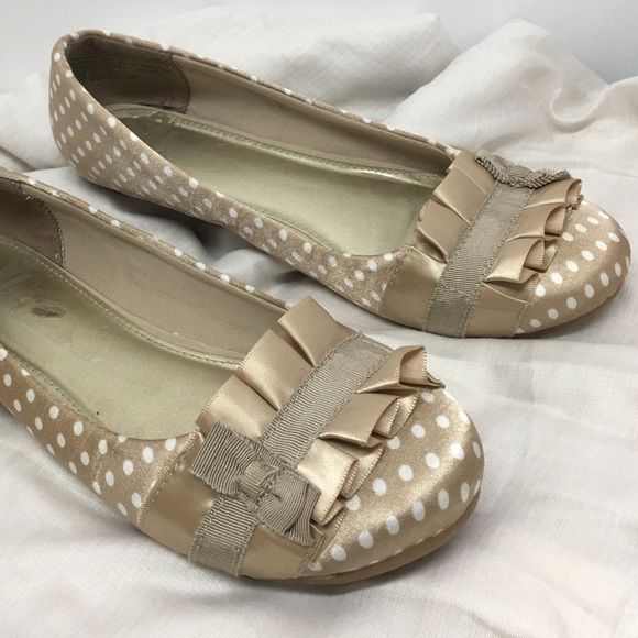 Fergalicious- Gold  flats with white polka dots - Picture 4 of 12